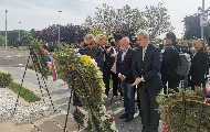 Predstavnici UNS-a položili venac kod spomenika ubijenim kineskim novinarima Predstavnici UNS-a položili venac kod spomenika ubijenim kineskim novinarima